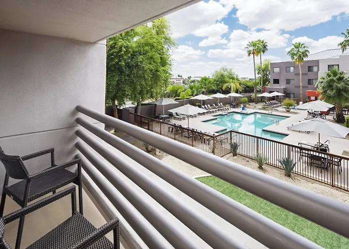 Courtyard North Hotel