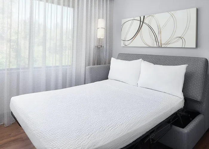 Courtyard North Hotel 3*
