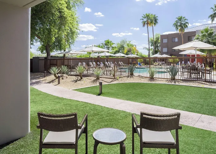 Courtyard North Hotel 3*
