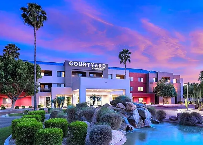 Courtyard North Hotel 3*