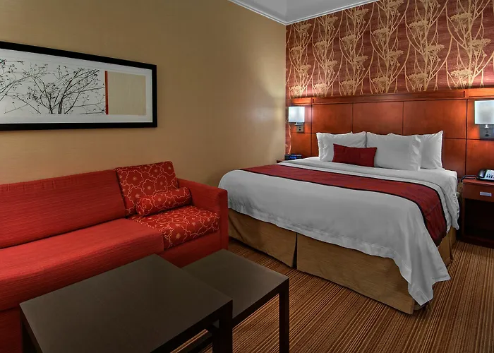 Courtyard North Hotel 3*